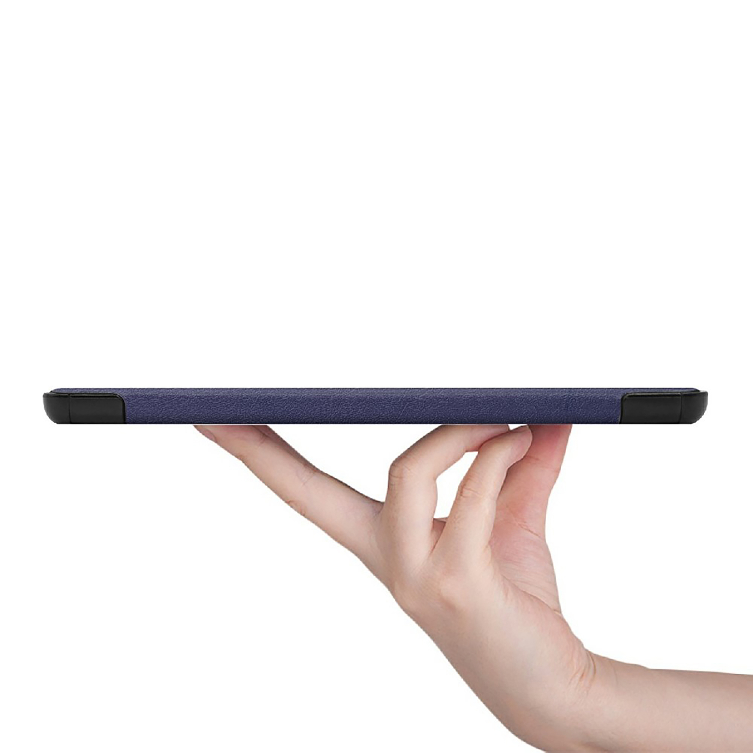 Une main tenant un étui de tablette, avec une surface texturée bleu foncé.