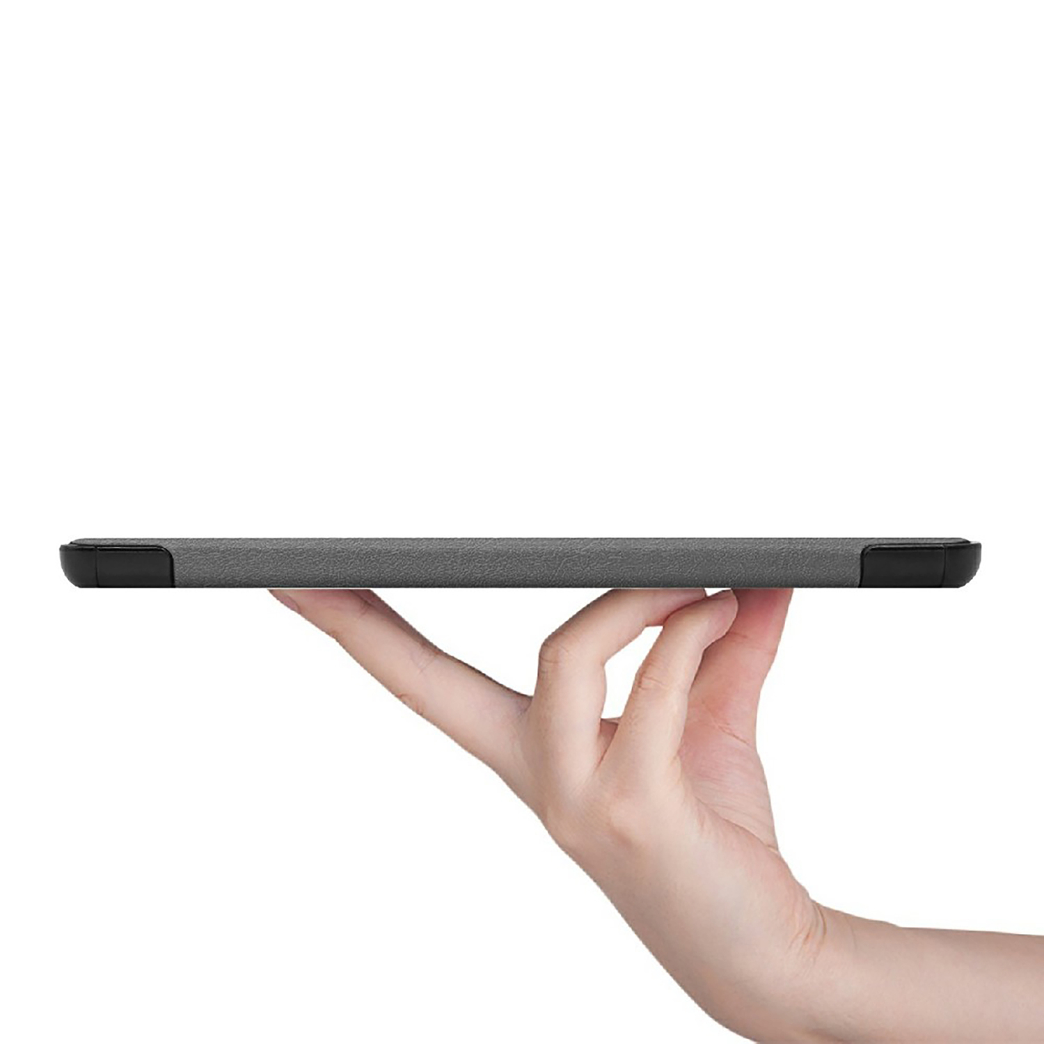 Main tenant une tablette plate et grise de profil sur fond blanc.