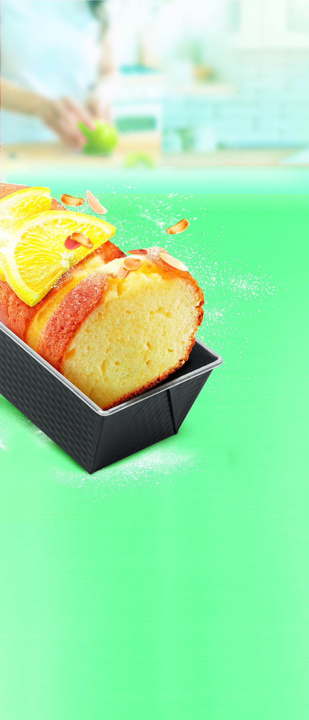 Ciasto w czarnej formie, posypane plasterkami pomarańczy i migdałami, zielone tło.