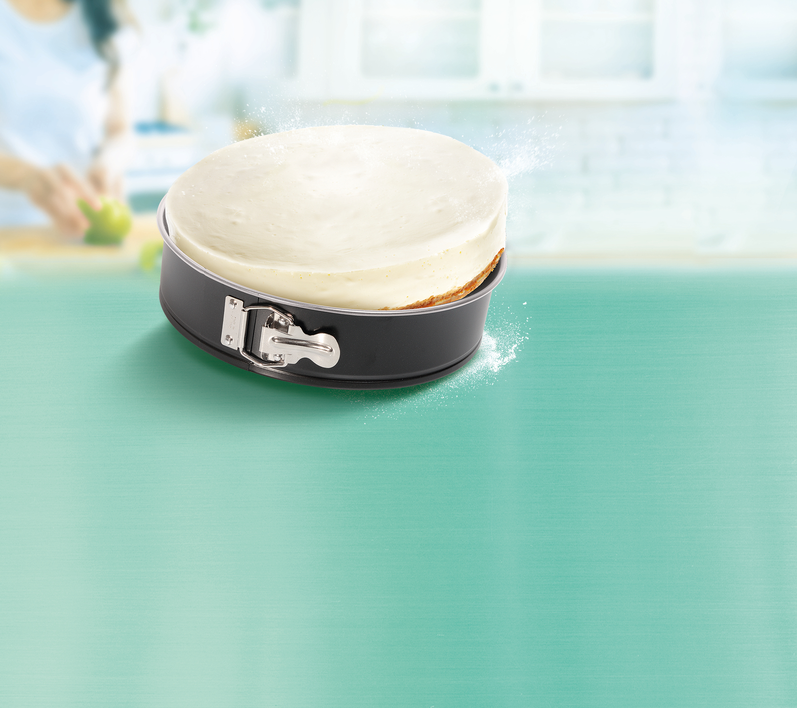 Sernik w tortownicy, pieczenie w kuchni.