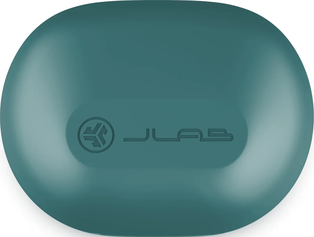 Türkisfarbenes Ohrhörer-Etui. Das JLab-Logo ist sichtbar.