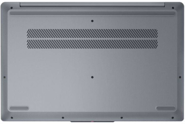 Szürke laptop alja szellőzőkkel és gumilábakkal, fehér háttérrel.