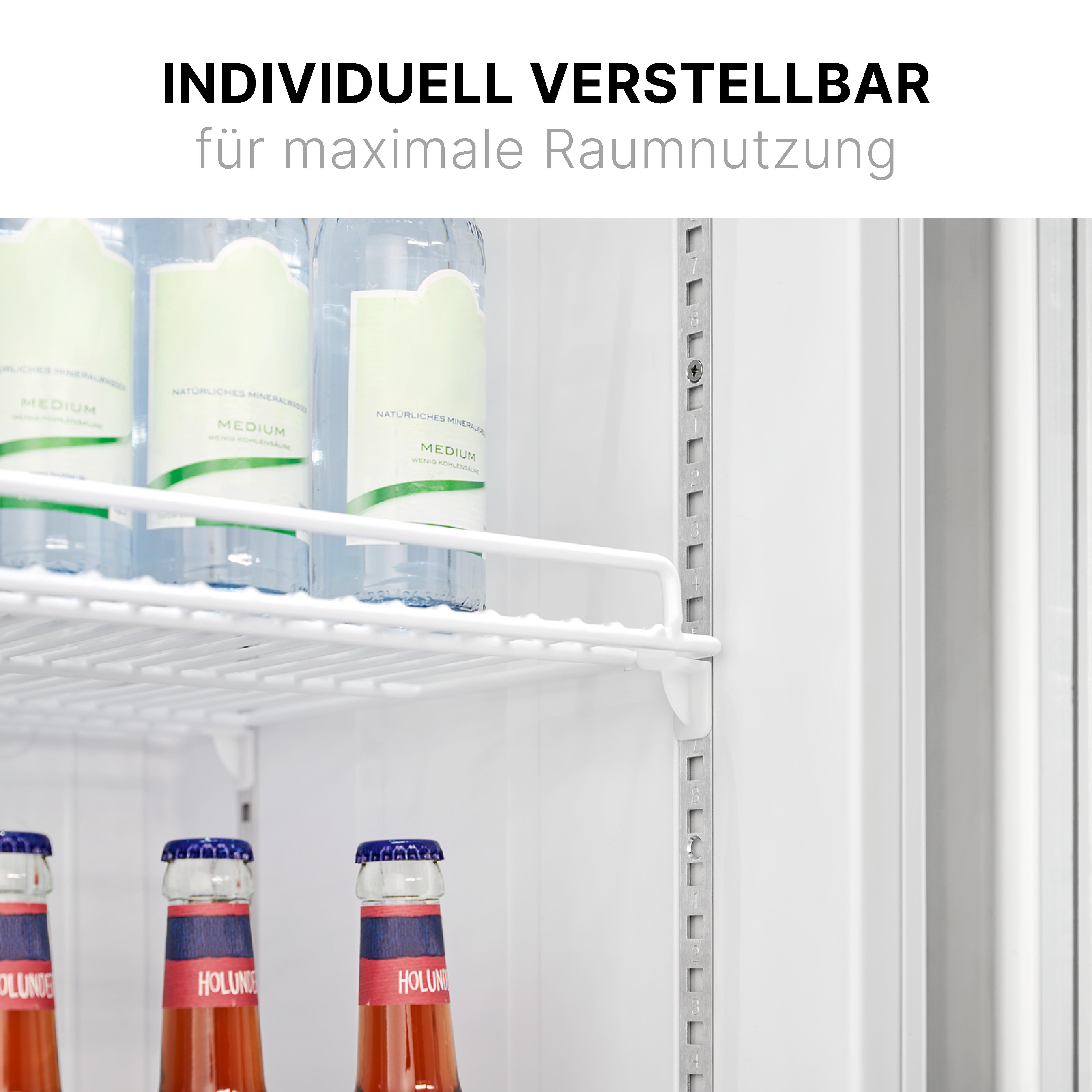 Innenraum eines Kühlschranks mit Wasser- und Bierflaschen. Das Regal ist weiß. Der Hintergrund ist weiß.