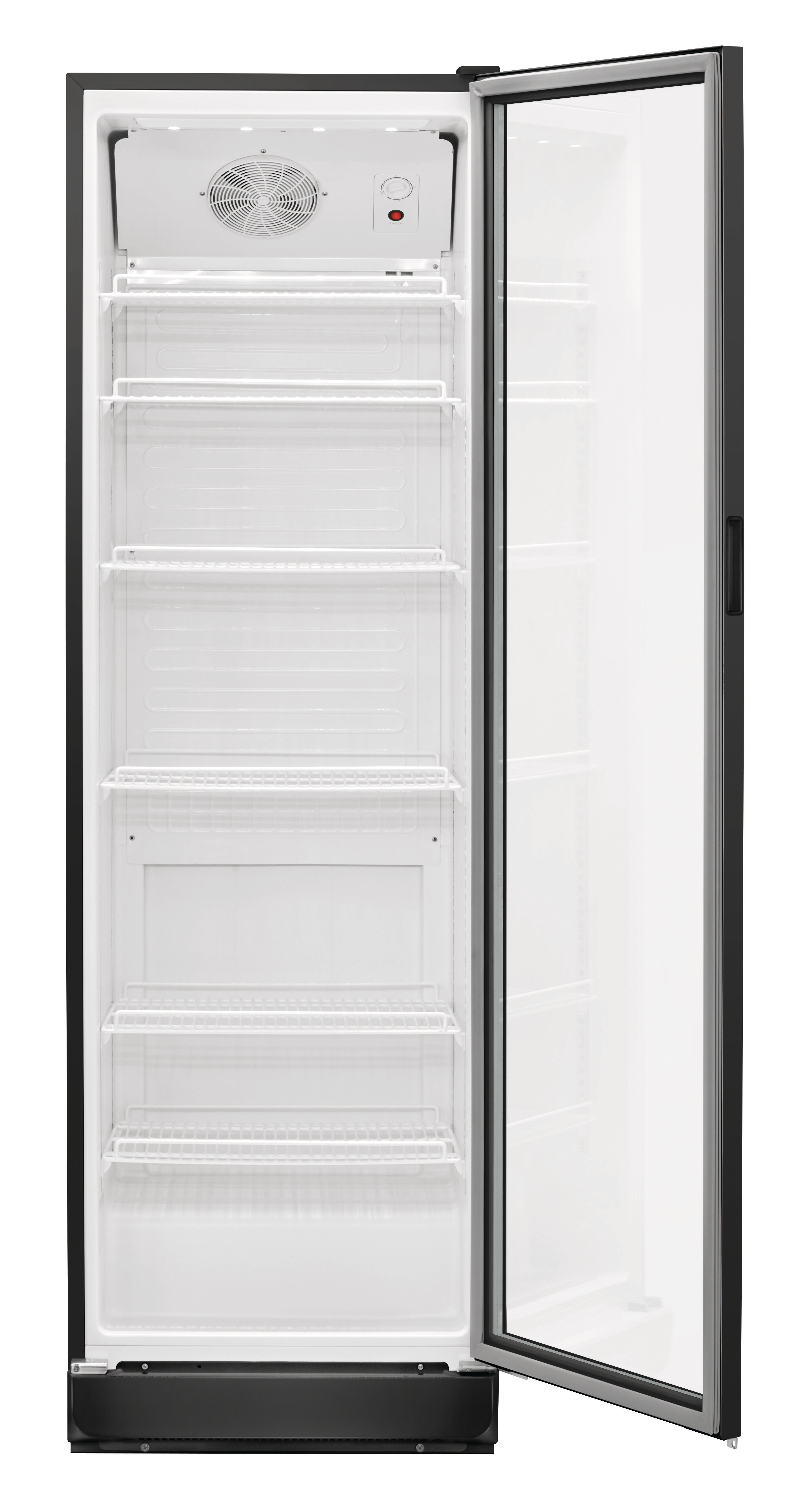 Offener schwarzer gewerblicher Kühlschrank mit Glastür. Innen sind weiße Regale und ein Ventilator zu sehen. Leer.