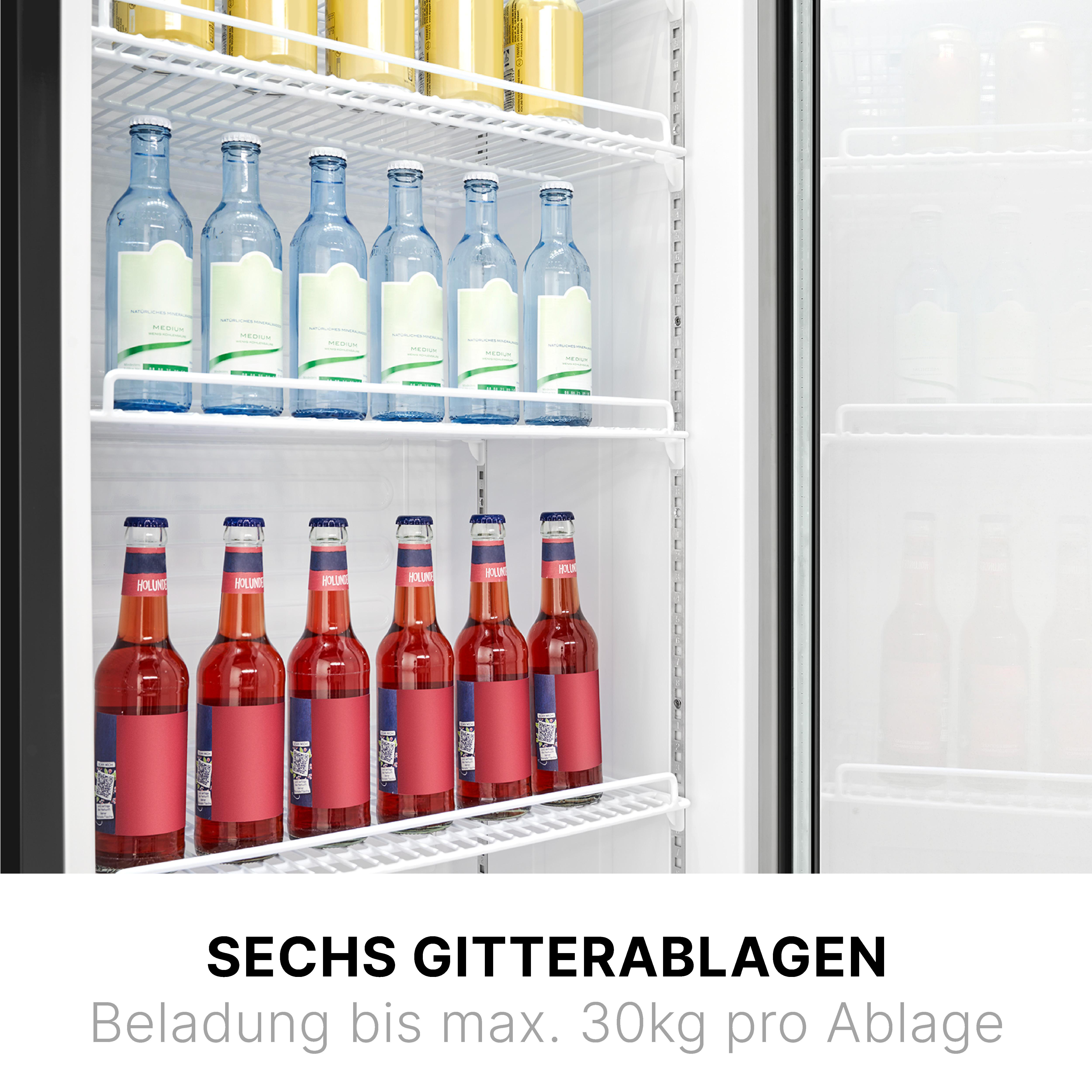 In einem Kühlschrank befinden sich Flaschen Wasser und Bier auf Regalen. Die Kühlschranktür ist offen.