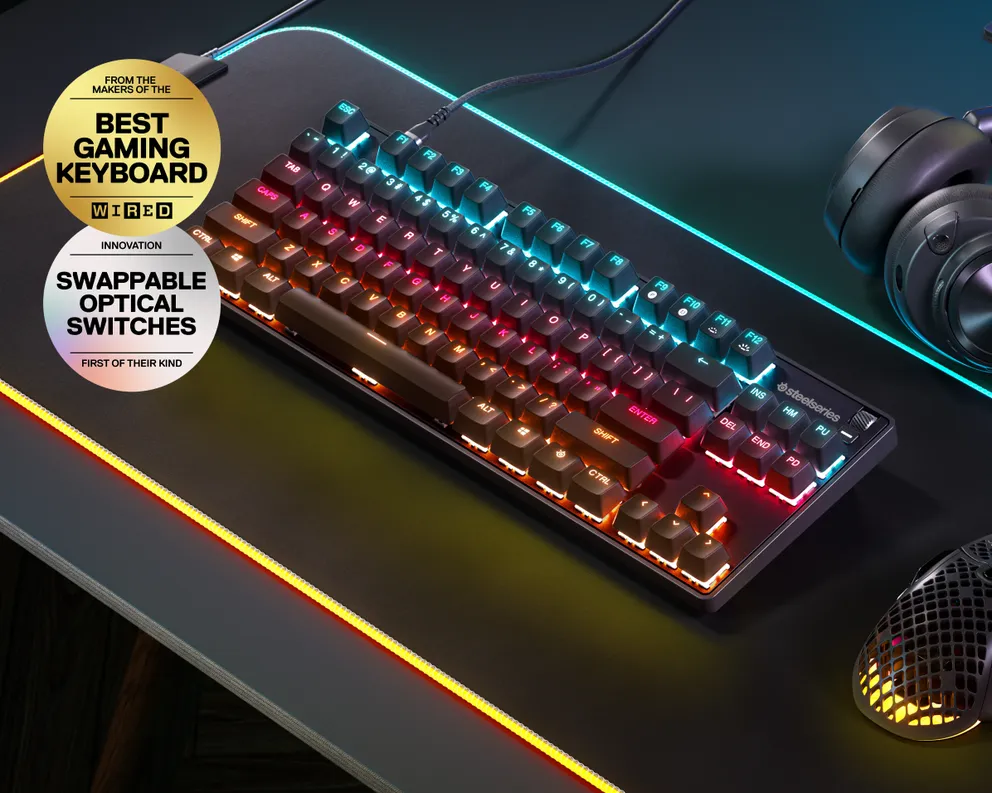 Egy játékbillentyűzet élénk RGB világítással, cserélhető optikai kapcsolókkal.