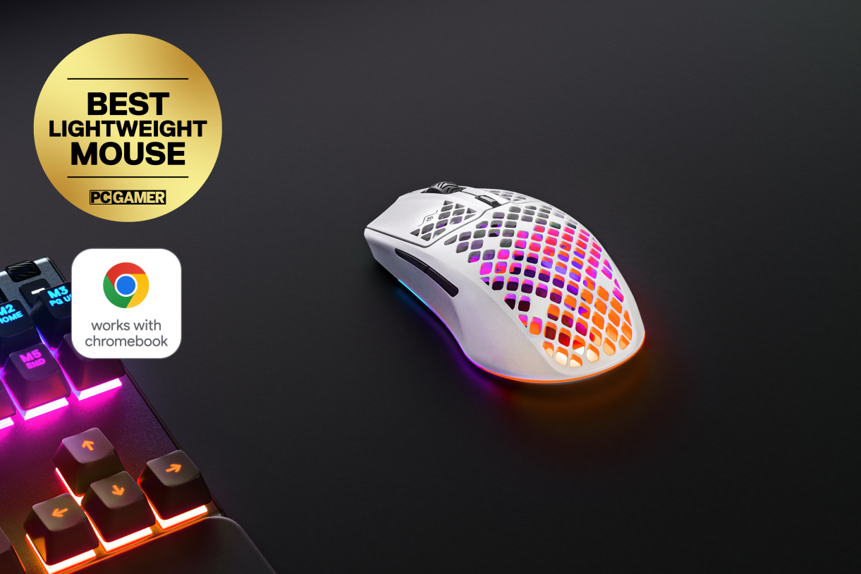 Fehér gamer egér RGB-világítással és PC Gamer matricával.