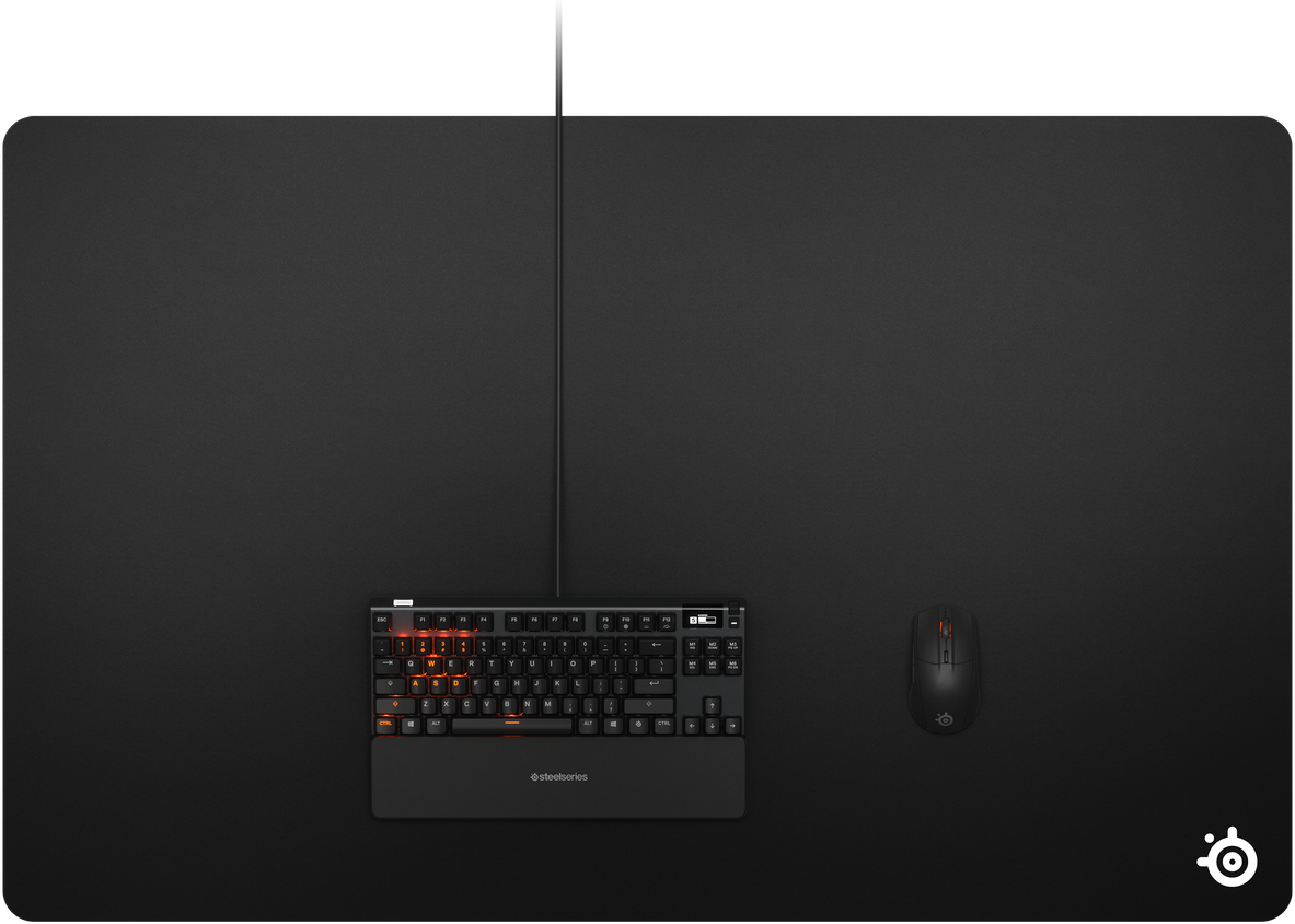Egy fekete gamer setup: egér, billentyűzet és egy nagy egérpad.