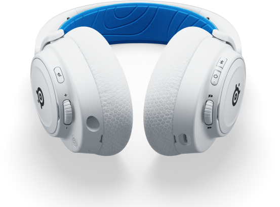 Fehér és kék gamer headset, szimmetrikus dizájn, vezérlők és mikrofon.