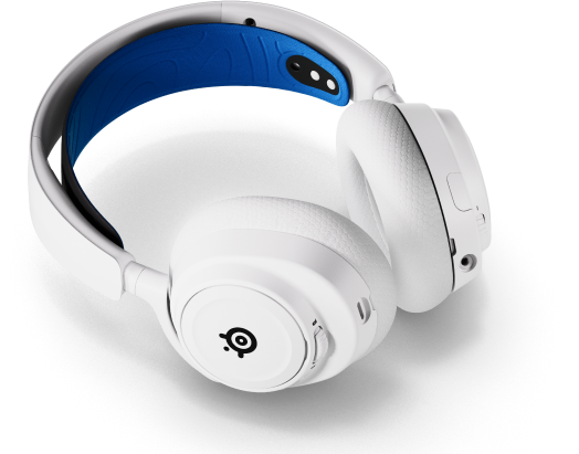 Fehér gamer headset kék díszítéssel. Steelseries logó látható.