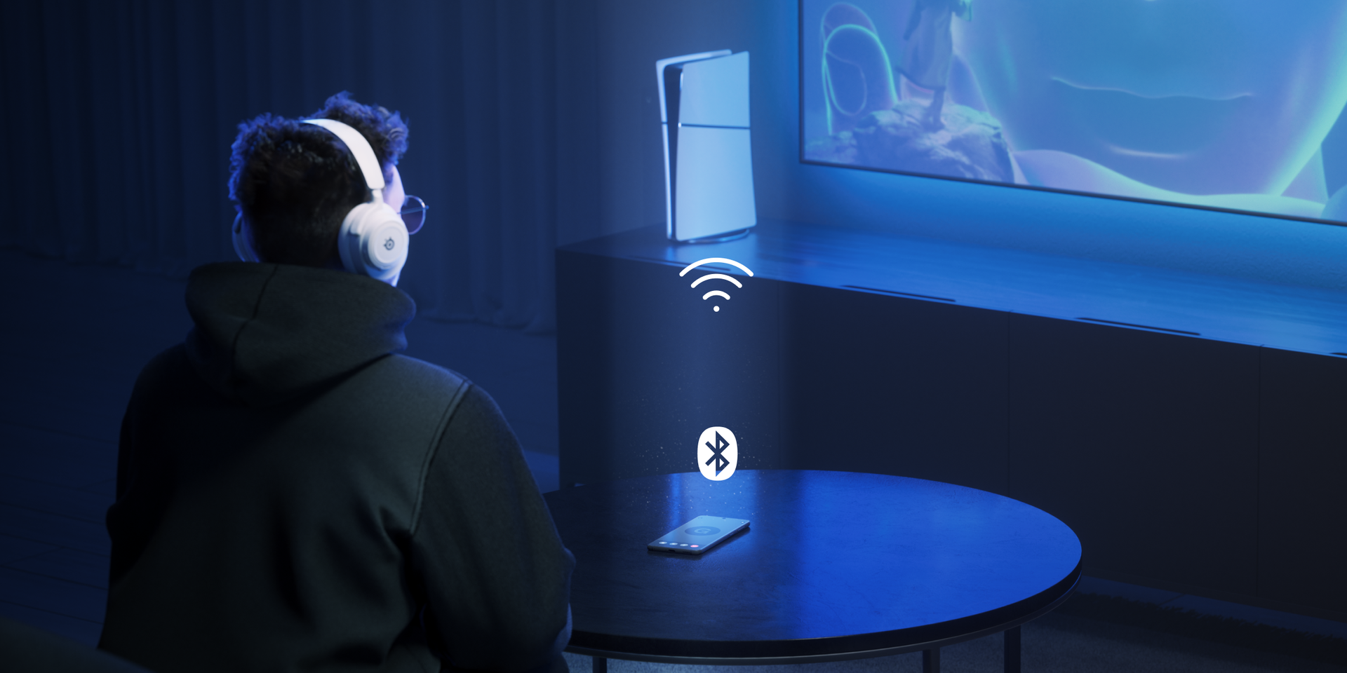 Fehér headsetet viselő személy tévét néz. Vezeték nélküli és Bluetooth ikonok lebegnek.