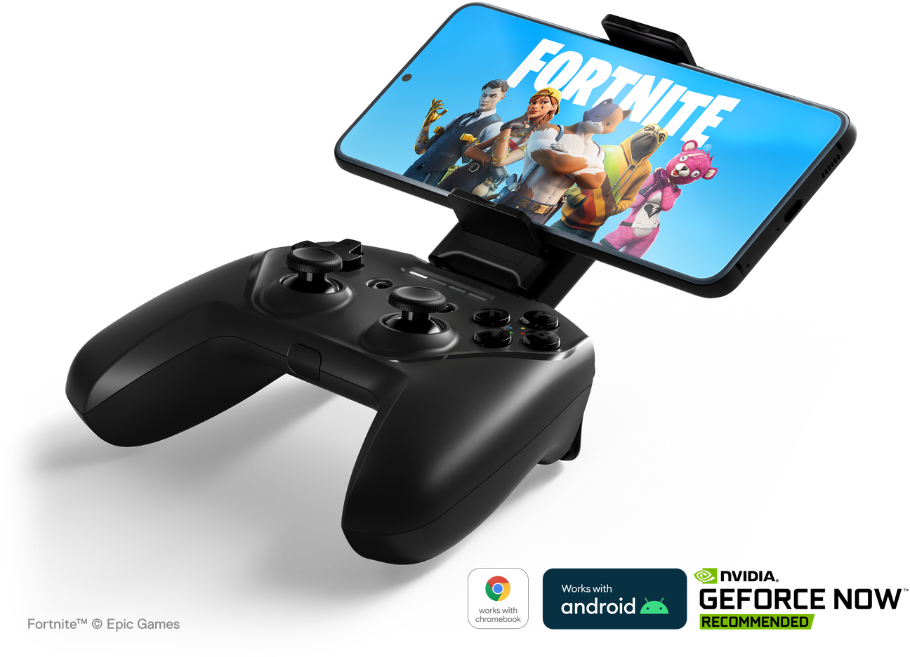 Egy fekete gamepad, amelyen egy Fortnite-ot játszó telefont tartanak, logókkal. A gamepad fekete.