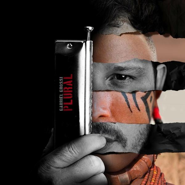 Homme tenant un harmonica. Le visage est segmenté. Titre 'PLURAL' et nom 'Gabriel Grossi'.