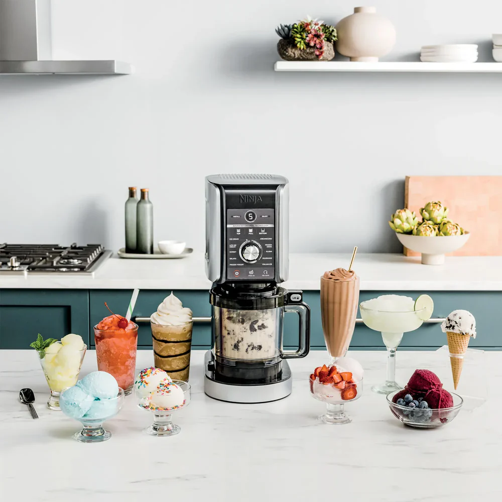 Bir mutfak tezgahı, bir blender ve çeşitli dondurma tatlıları ile.