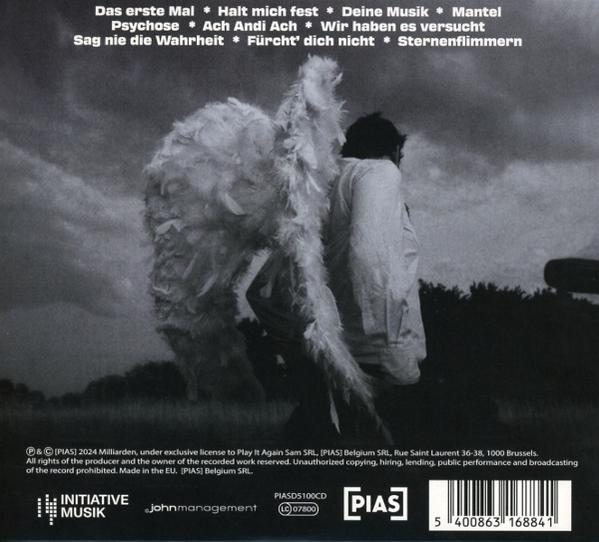 Albumcover mit Engelsflügeln auf einer Person. Schwarz-Weiß-Foto.