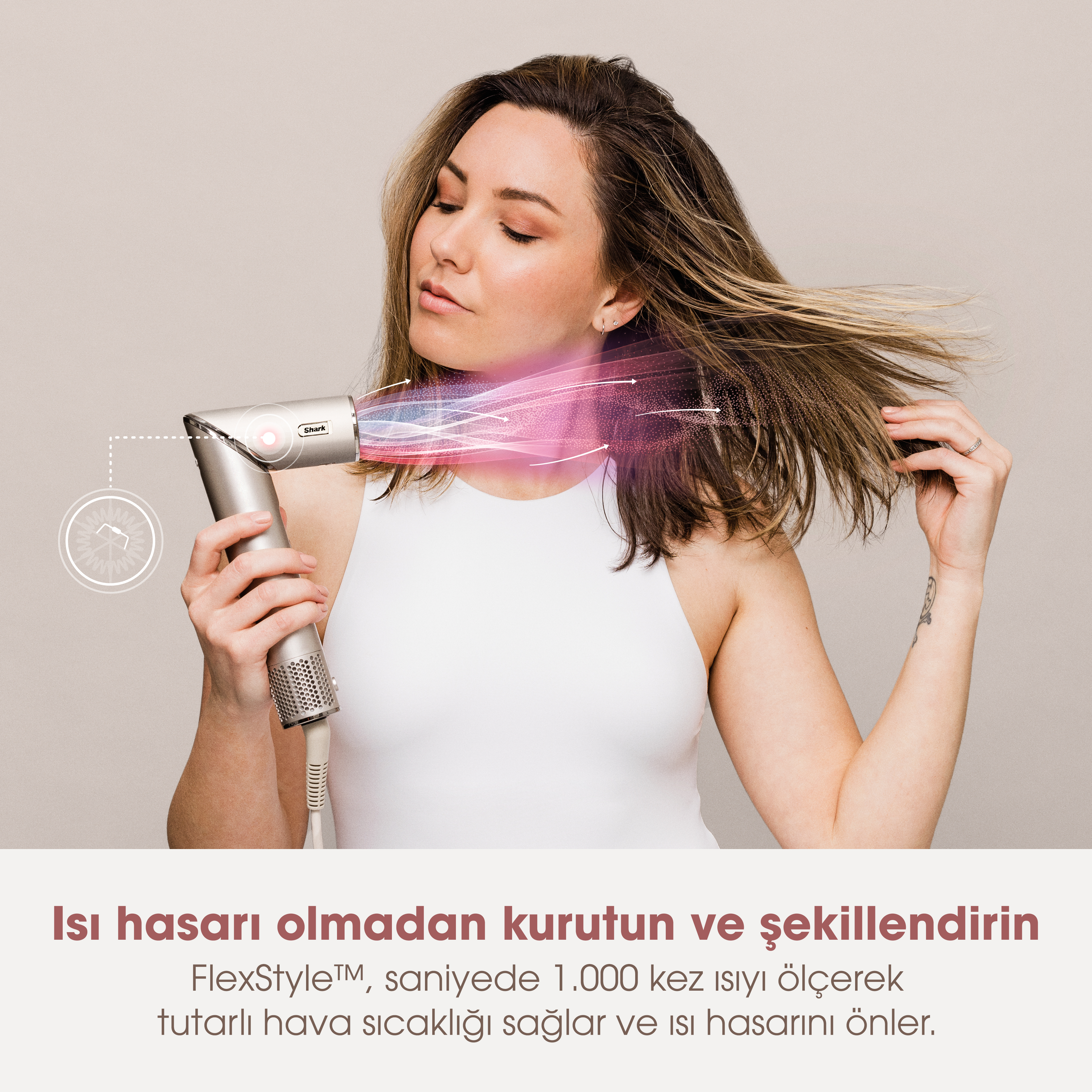 Gümüş ve pembe altın rengi bir saç kurutma makinesi kullanan bir kadın. Metin, 'Hasar görmeden şekillendirin' diyor.