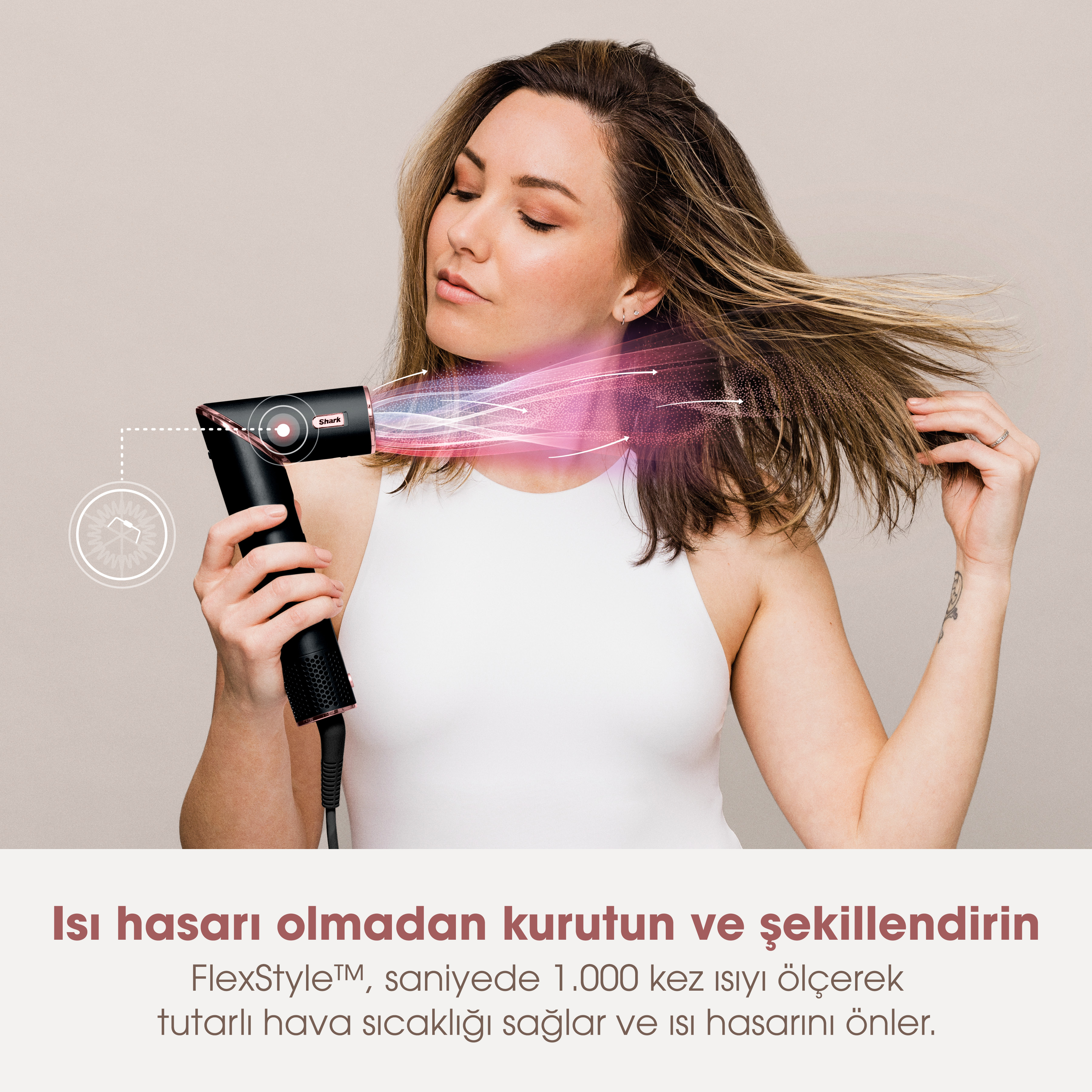 Siyah bir saç kurutma makinesiyle saçını şekillendiren bir kadın, ısı şekillendirmesi hakkında metinle.