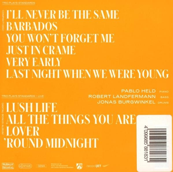 Albumcover mit Songtiteln und Namen auf orangefarbenem Hintergrund.