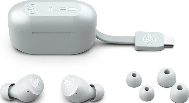 Weiße kabellose Ohrhörer, Ladecase mit USB-C-Kabel und zusätzliche Ohrstöpsel.