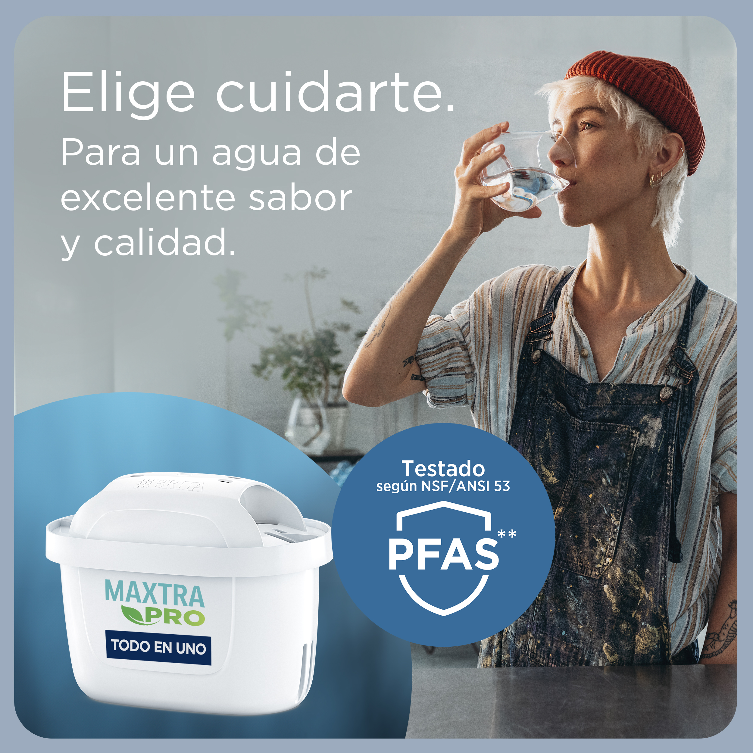 Mujer bebiendo de un vaso con filtro de agua.