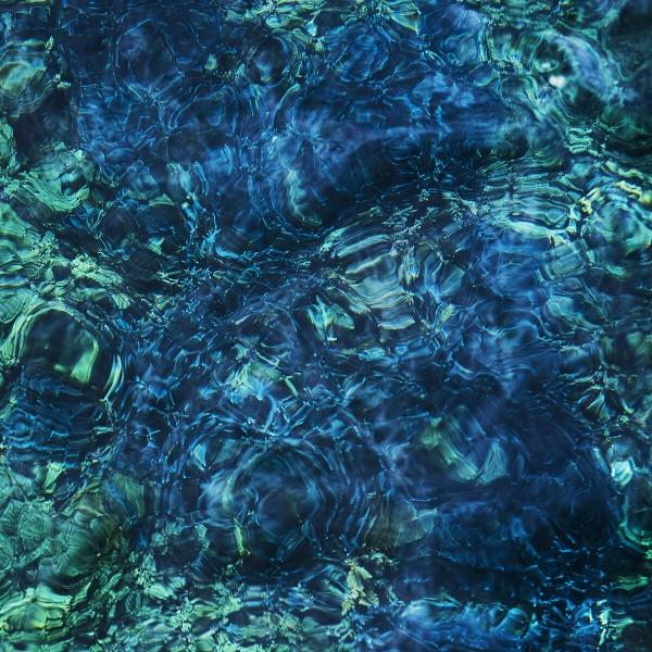 Nahaufnahme der Wasseroberfläche mit Blau- und Grüntönen, erzeugt Textureffekt.