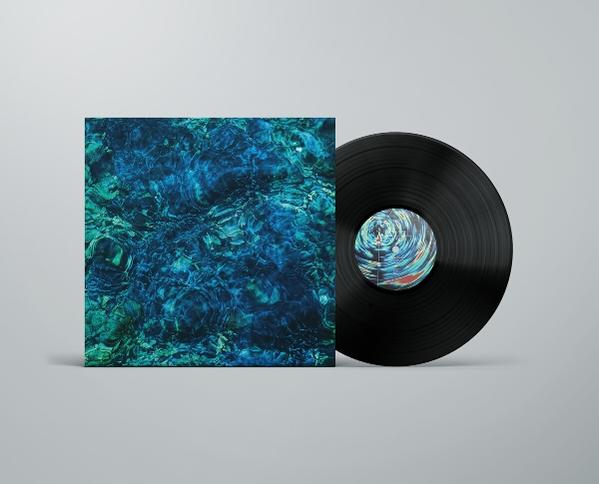 Vinyl-Schallplatte mit buntem Label und Albumcover.