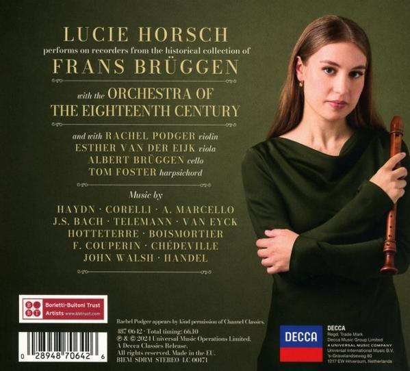 CD-Cover mit einer Frau, einer Blockflöte und Text. Der Hintergrund ist dunkelrot.