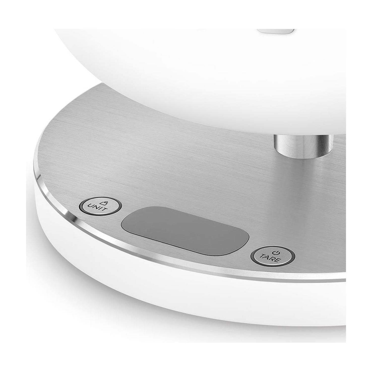 Una bilancia da cucina digitale bianca con pulsanti 'unit' e 'tare'.