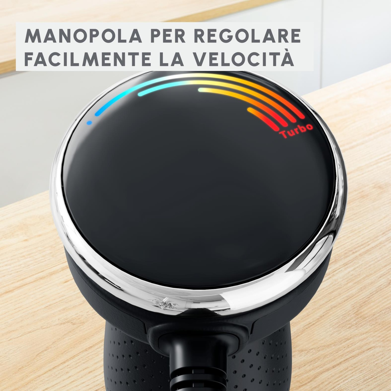 Primo piano di un quadrante di controllo nero con luci. Il testo sopra dice 'MANOPOLA PER REGOLARE FACILMENTE LA VELOCITÀ'.
