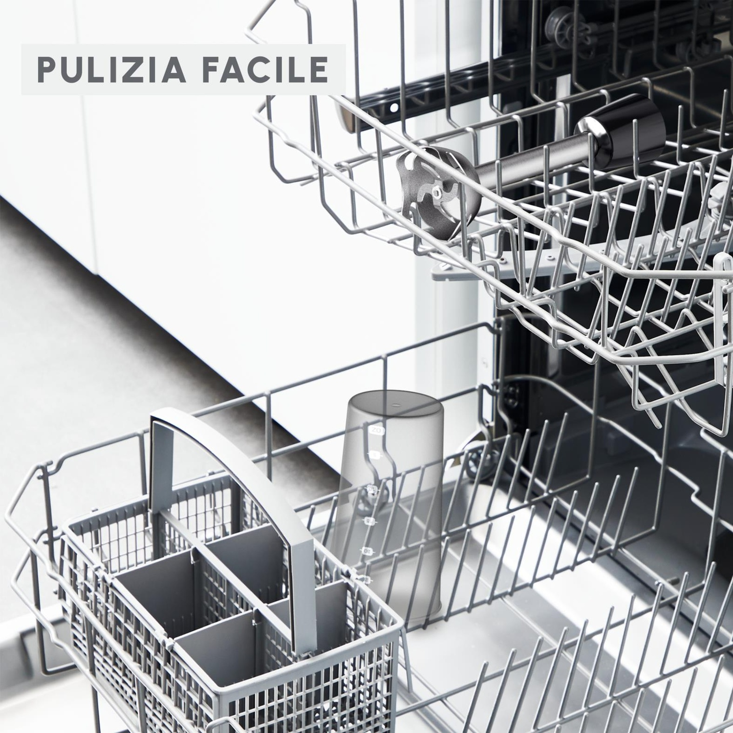 Interno di una lavastoviglie con un frullatore e altri oggetti nei cestelli, con il testo 'PULIZIA FACILE'.