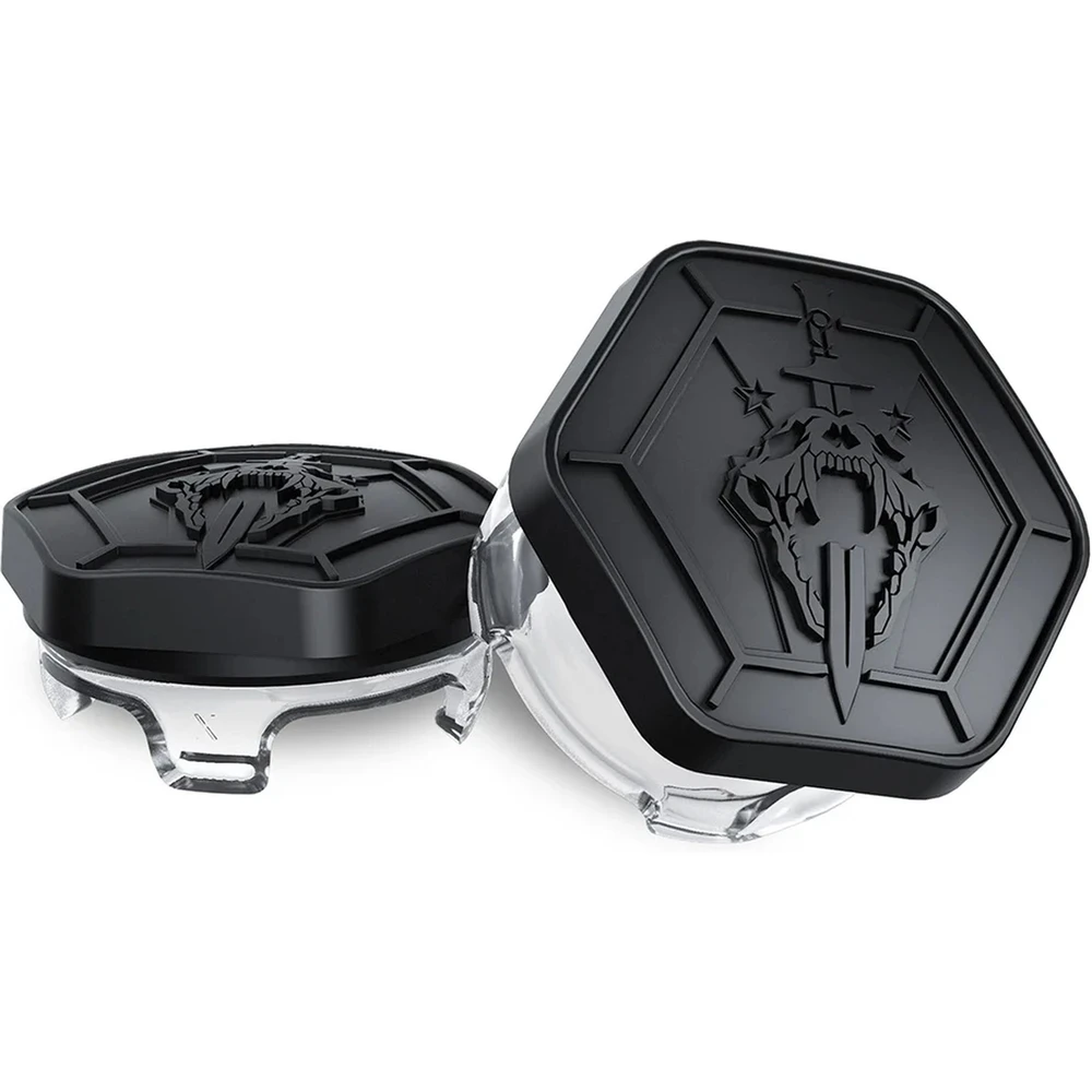 Zwei schwarze Gamecontroller-Abdeckungen mit Totenkopf- und Schwertdesign.