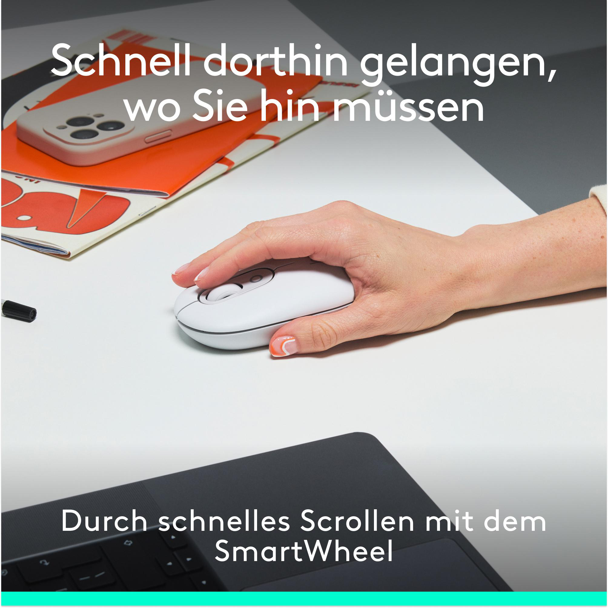 Die Hand einer Person, die eine weiße Computermaus auf einem weißen Schreibtisch benutzt.