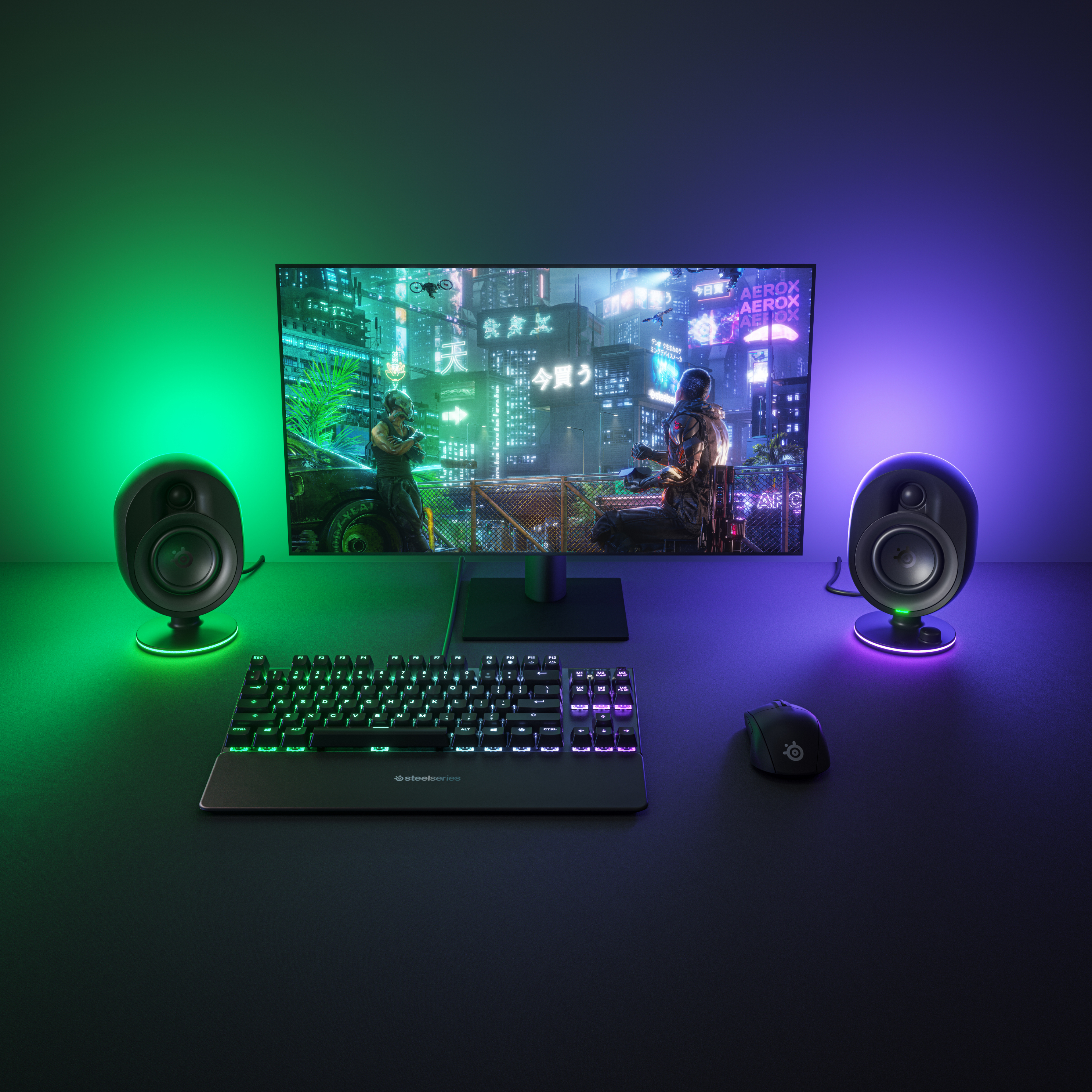 Gaming-Setup mit Monitor, Tastatur, Maus und Lautsprechern. Grüne und violette Beleuchtung.
