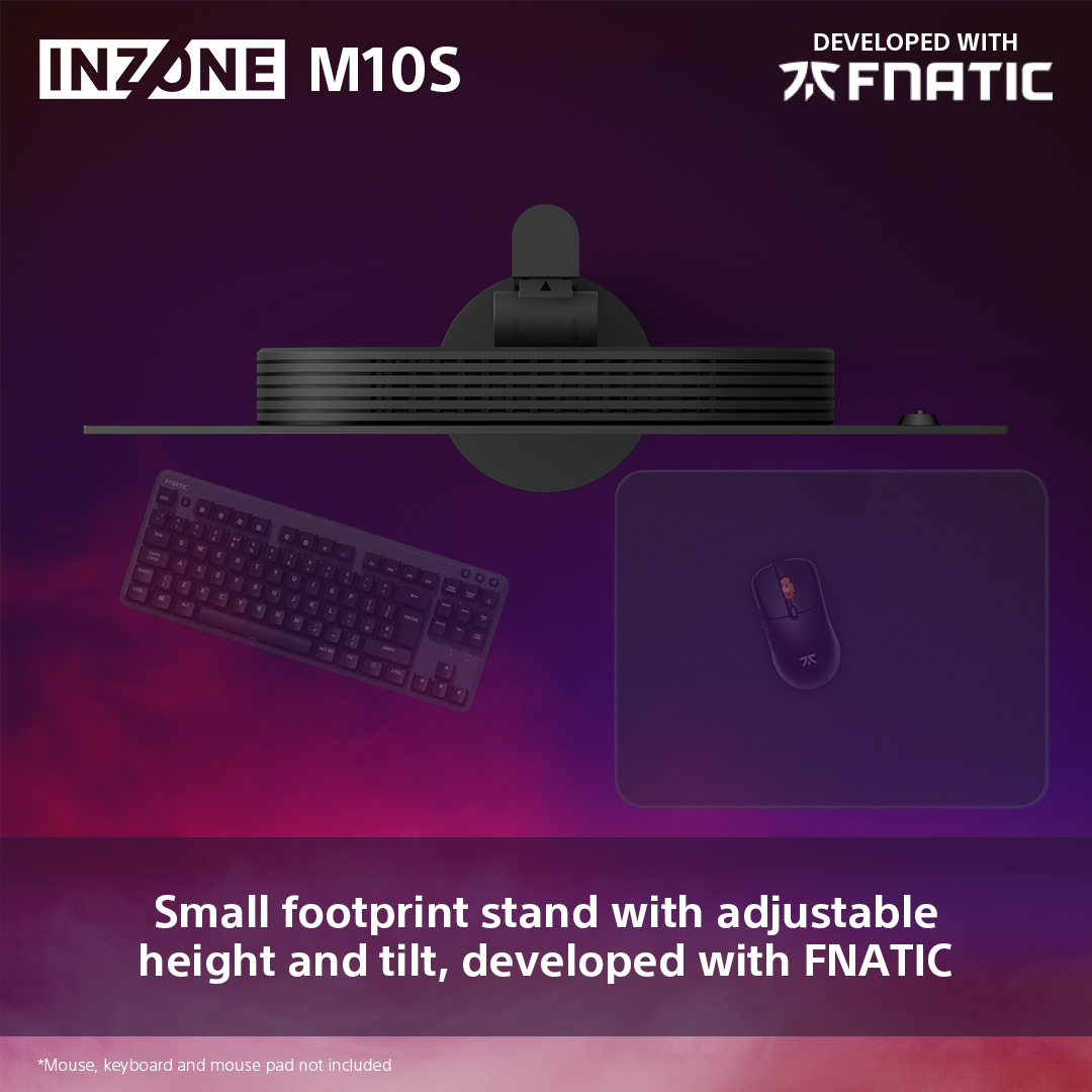 Configuration de jeu avec moniteur, clavier, souris et tapis de souris. Palette de couleurs violet et noir.