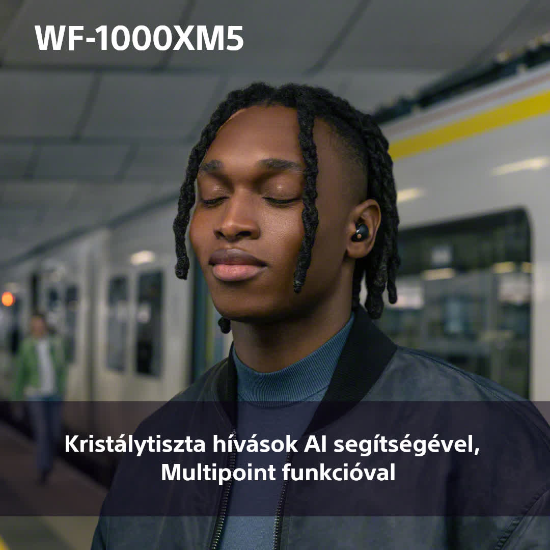 Fekete férfi fülhallgatóval, vonat előtt. Magyar nyelvű szöveg.