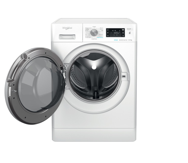 Fehér Whirlpool mosógép nyitott ajtóval, izolált.
