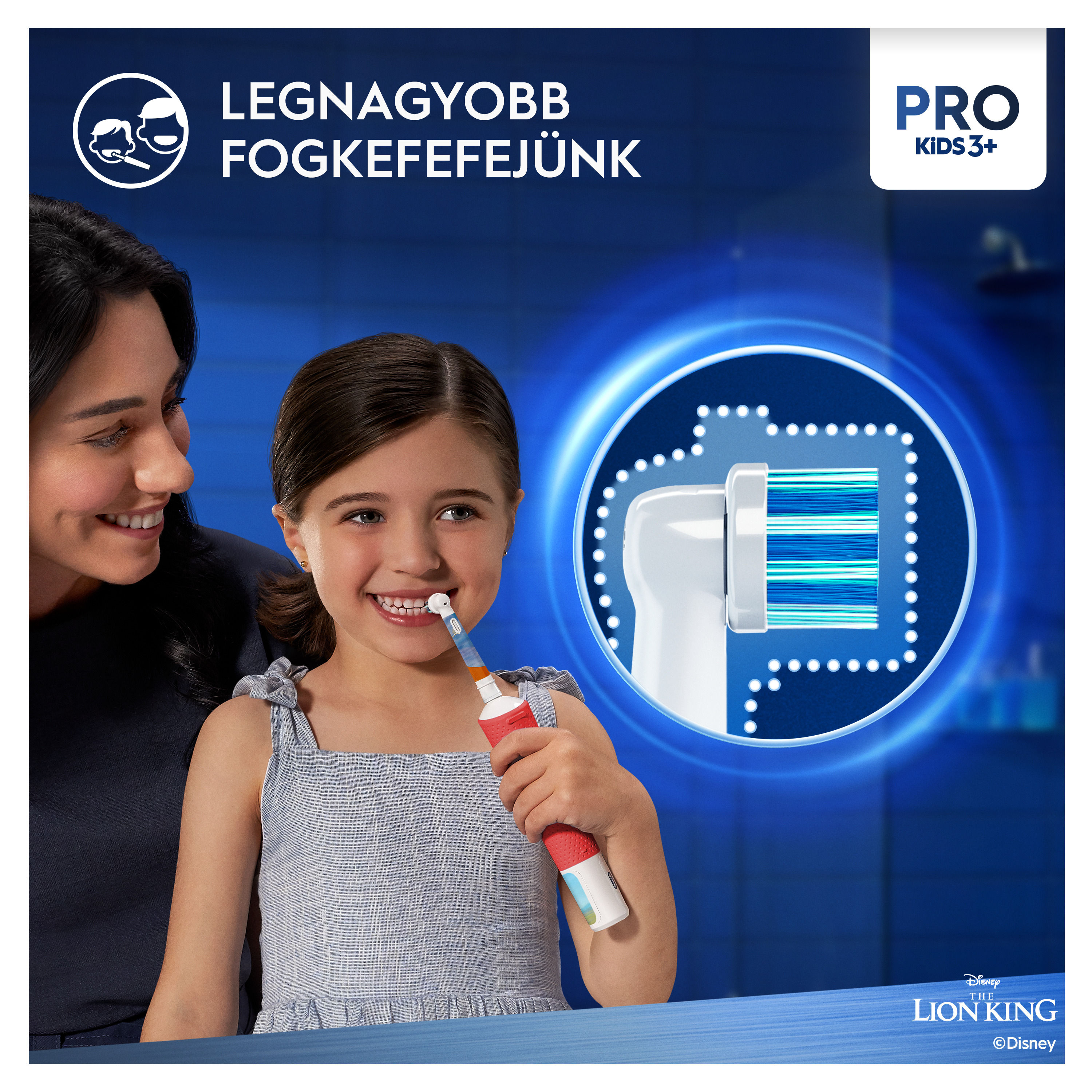 Egy kislány fogat mos egy Pro Kids fogkefével. Egy nő mellette mosolyog. Az Oroszlánkirály téma.