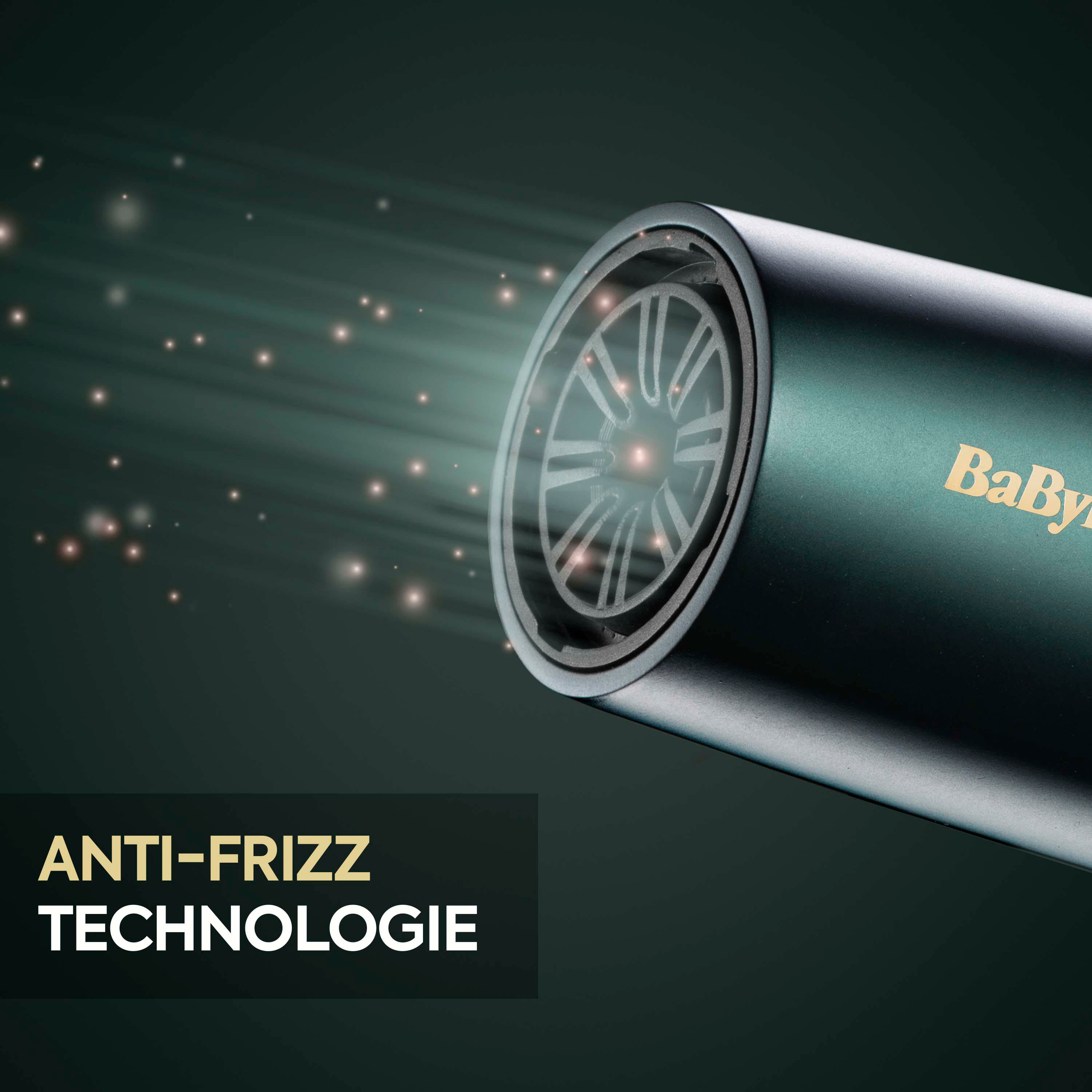 Nahaufnahme eines Haartrockners, mit dem Text „ANTI-FRIZZ TECHNOLOGIE“, der den Luftauslass zeigt.