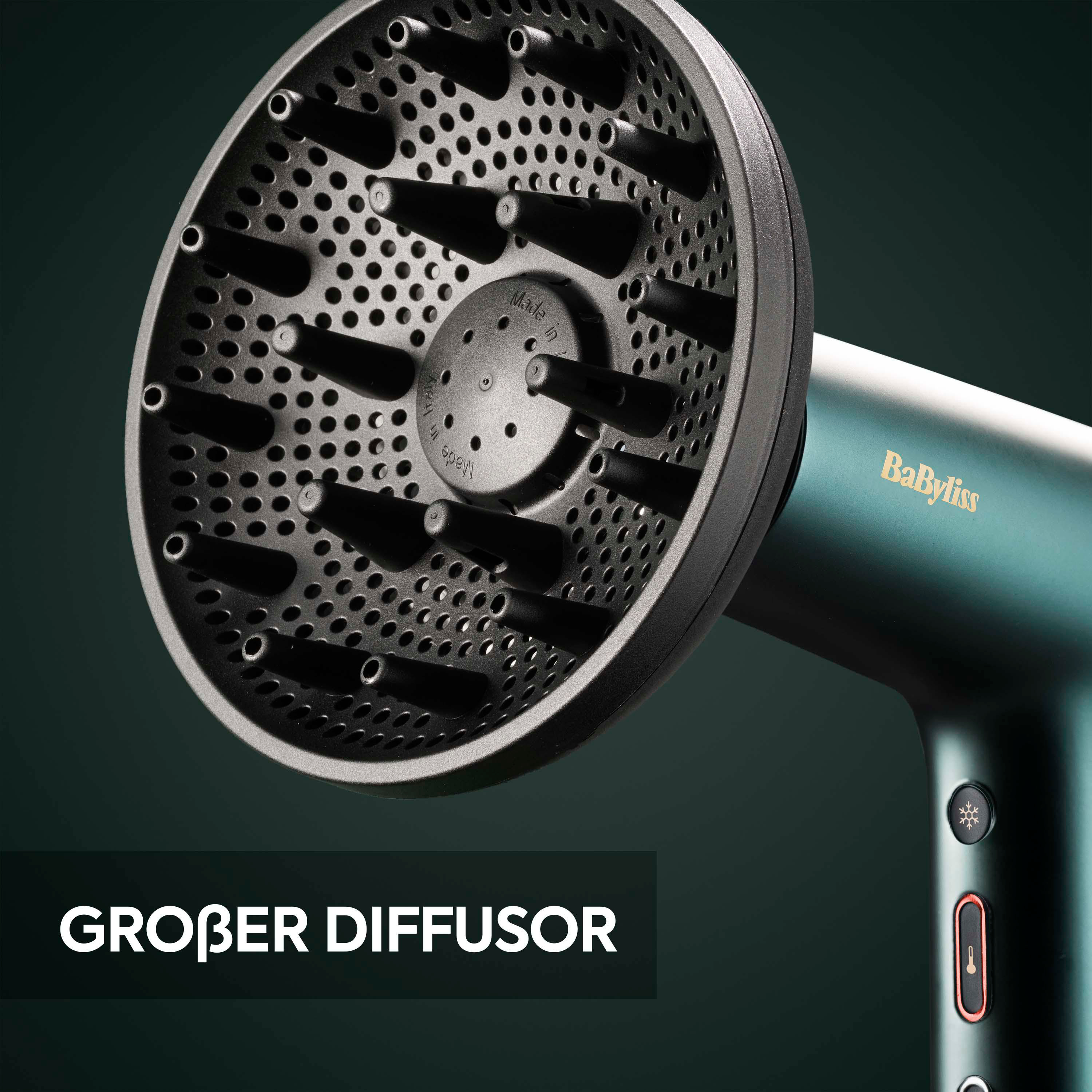 Nahaufnahme eines türkisblauen Haartrockners mit großem Diffusor.