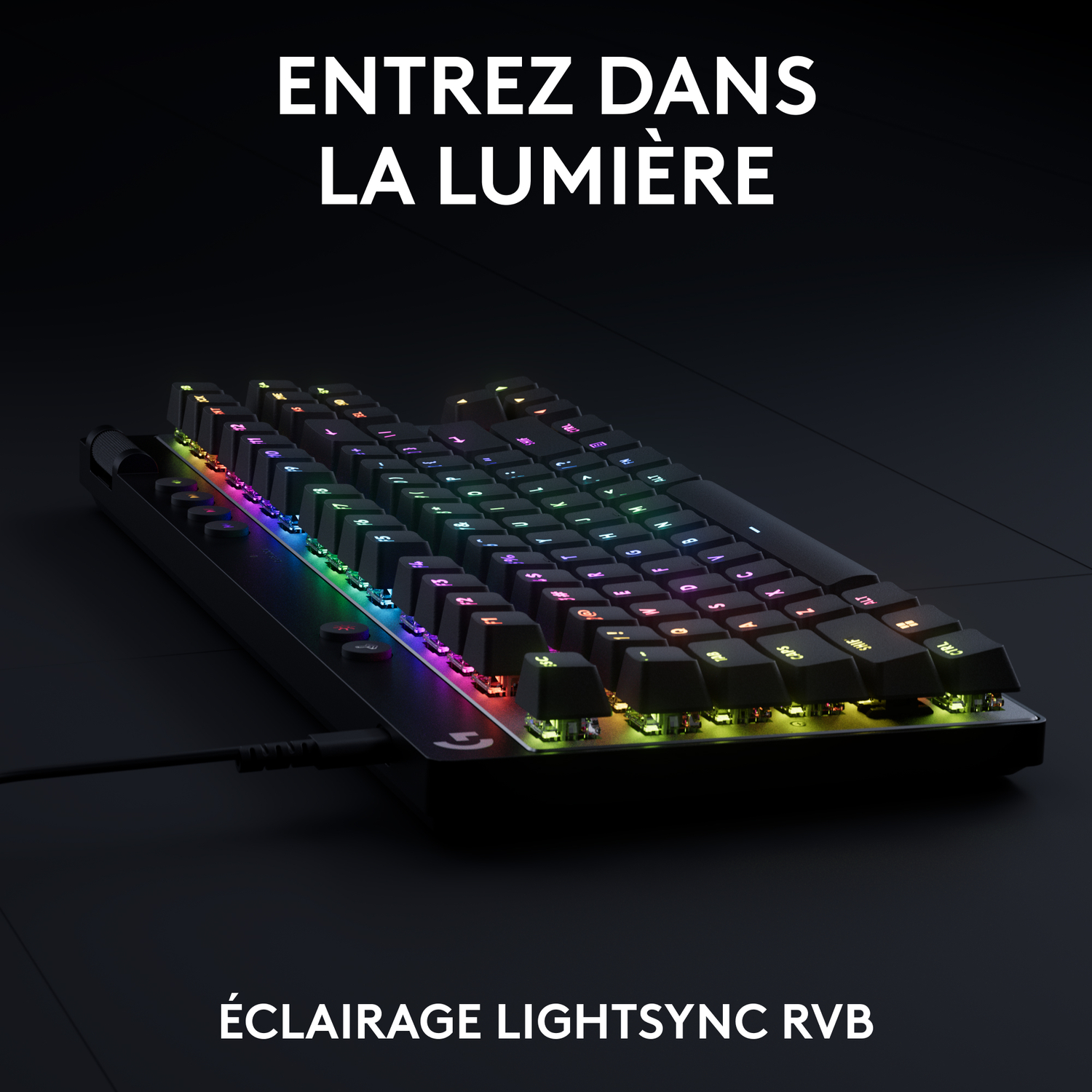 Clavier noir avec touches éclairées de différentes couleurs. Il est sur fond sombre avec du texte.