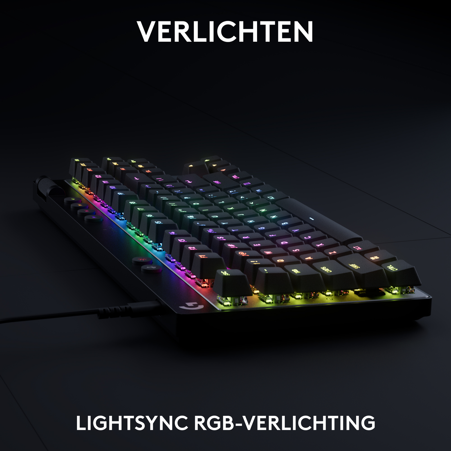 Zwart toetsenbord met kleurrijk verlichte toetsen. Tekst 'VERLICHTEN' en 'LIGHTSYNC RGB-VERLICHTING'.