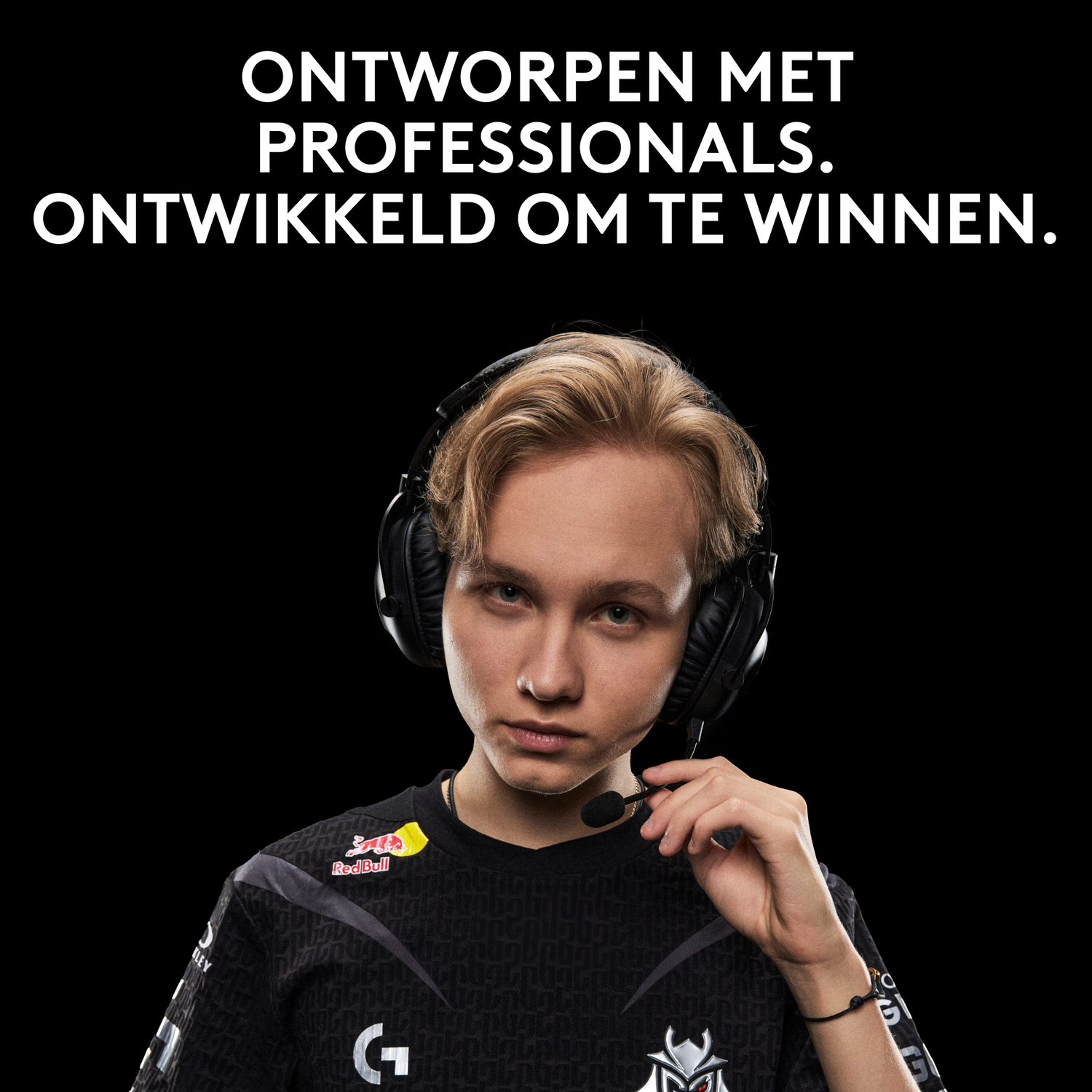 Man met koptelefoon, kijkt in de camera. Tekst: 'ONTWORPEN MET PROFESSIONALS. ONTWI. OM TE WINNEN'.