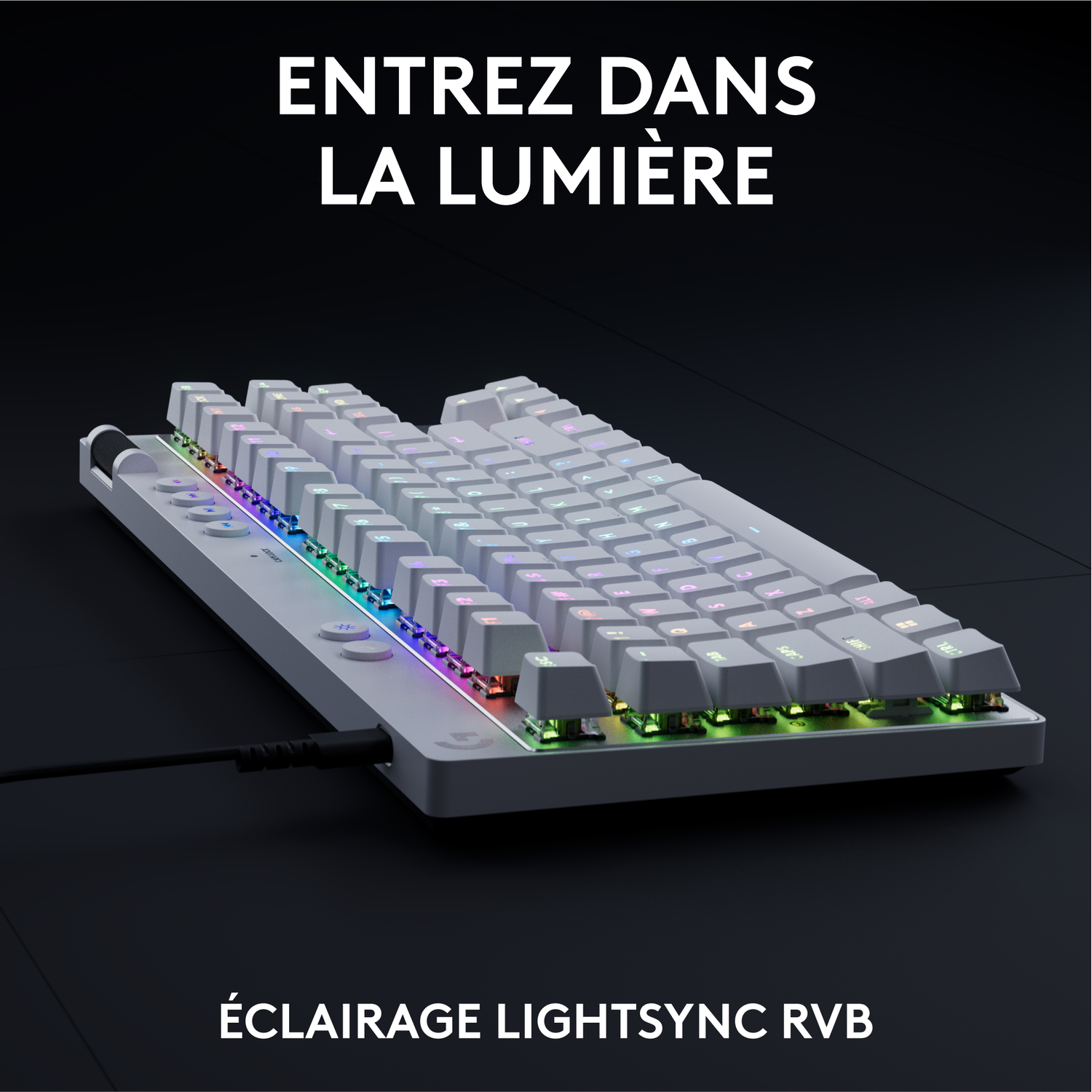 Clavier blanc avec lumières RVB sur fond noir. Texte : 'Entrez dans la lumière' et 'Éclairage Lightsync RVB'.