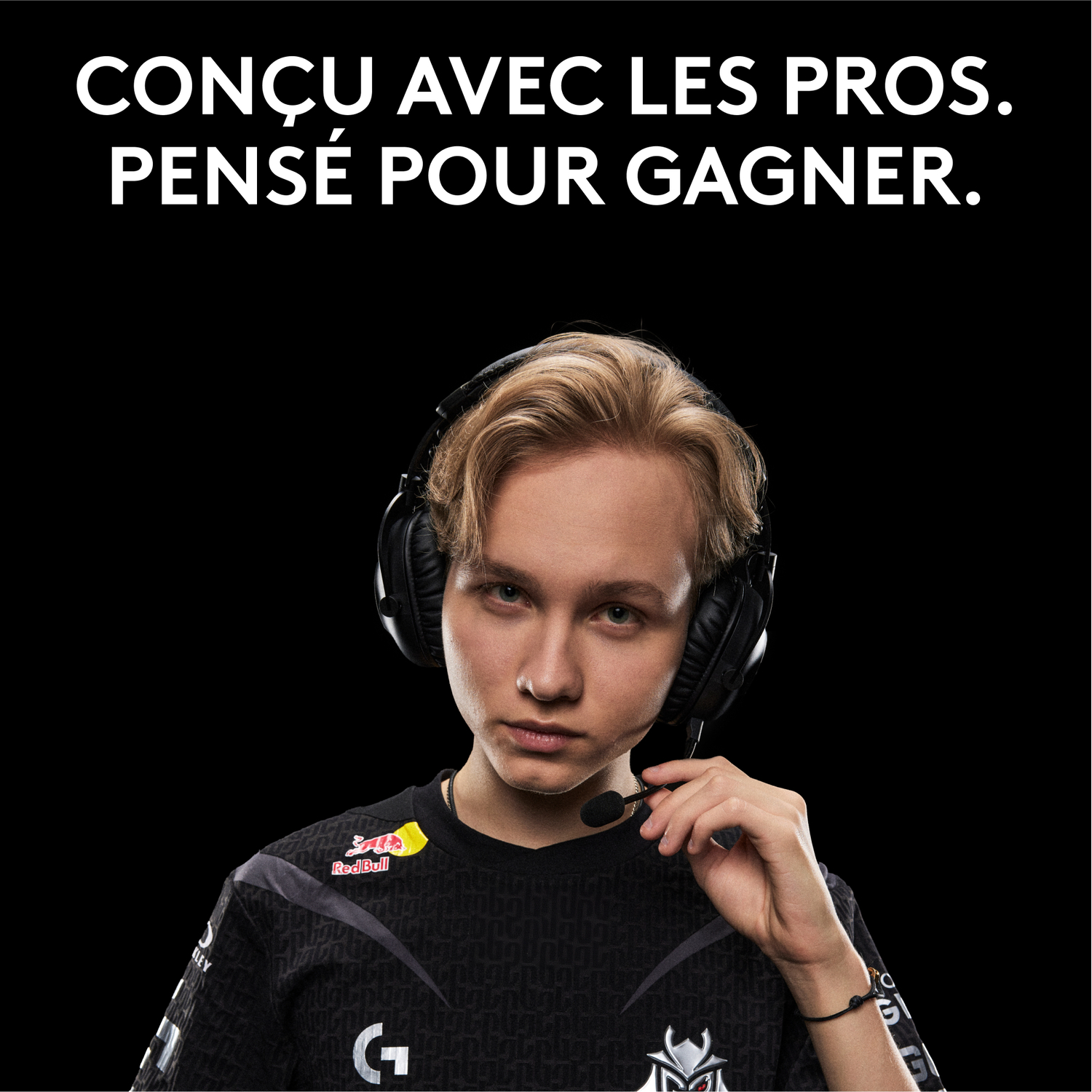 Jeune homme portant un casque, regardant la caméra, avec le texte : "Conçu pour les pros."