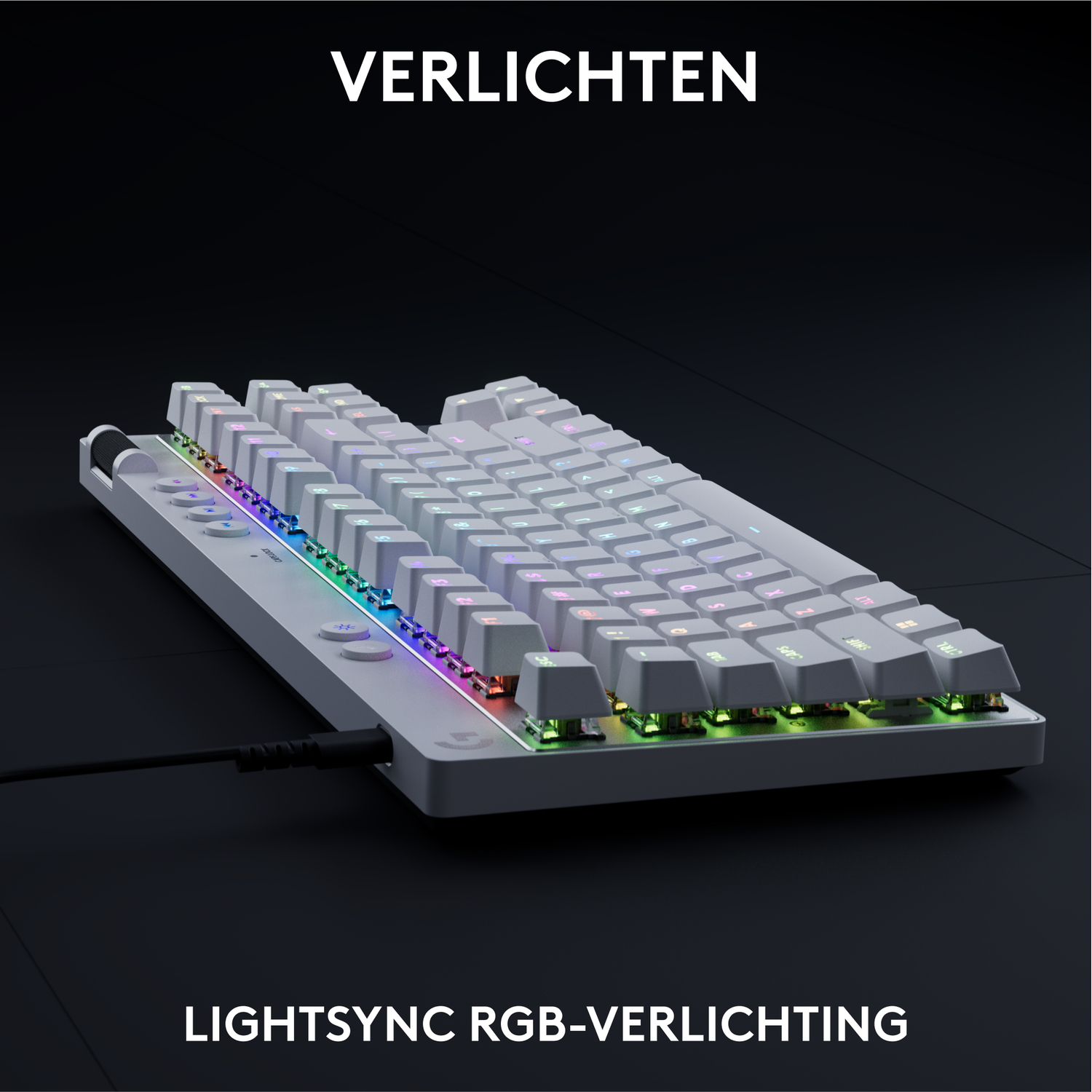 Een wit toetsenbord met kleurrijke lichten, met tekst: LIGHTSYNC RGB.
