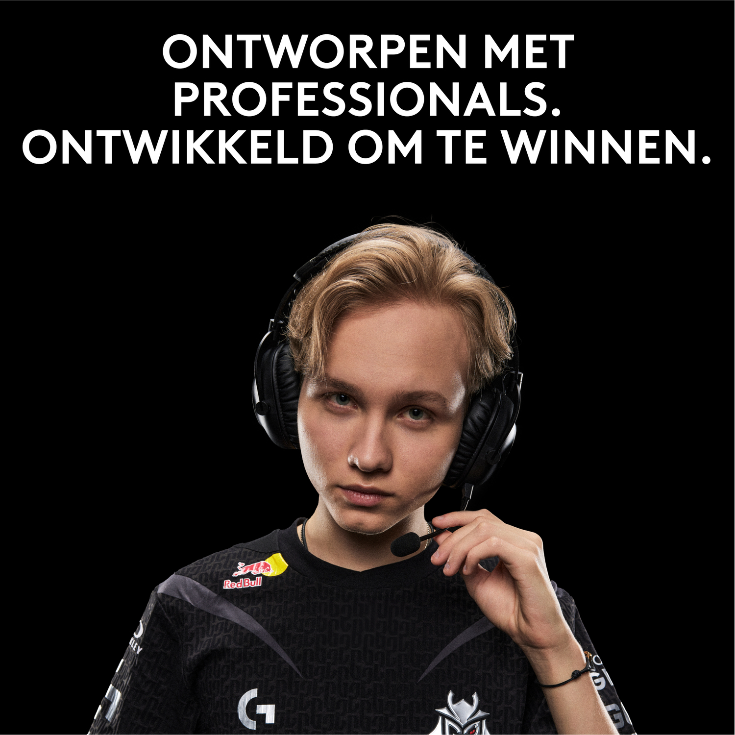 Blonde man met een koptelefoon. Tekst: ONTWORPEN MET PROFESSIONALS. ONTWIKKELD OM TE WINNEN. Zwarte achtergrond.