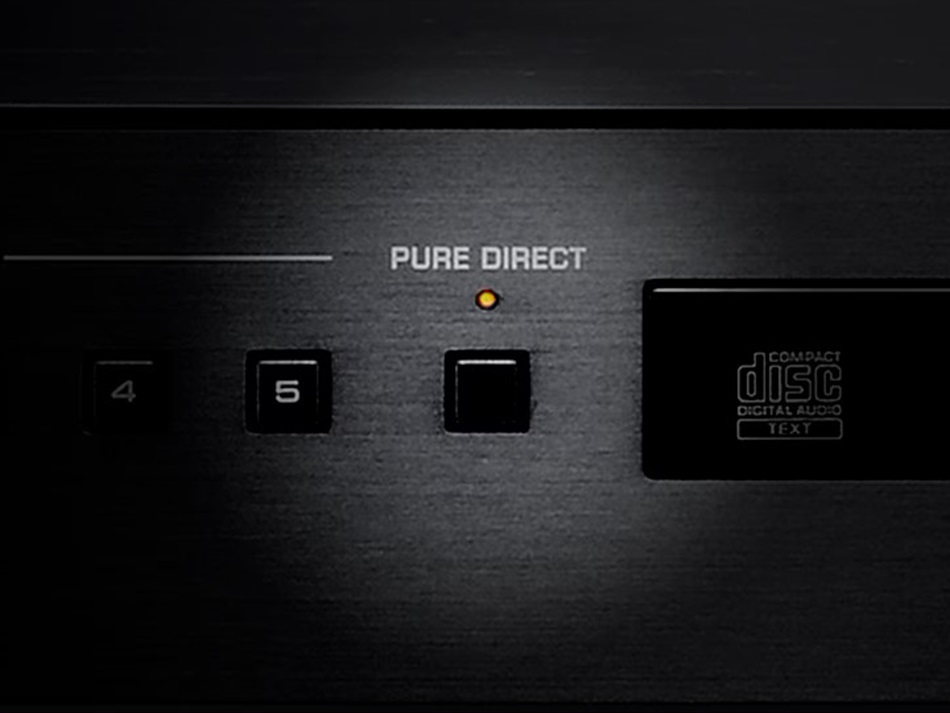 Zbliżenie czarnego komponentu stereo z przyciskami i podświetleniem 'PURE DIRECT'.