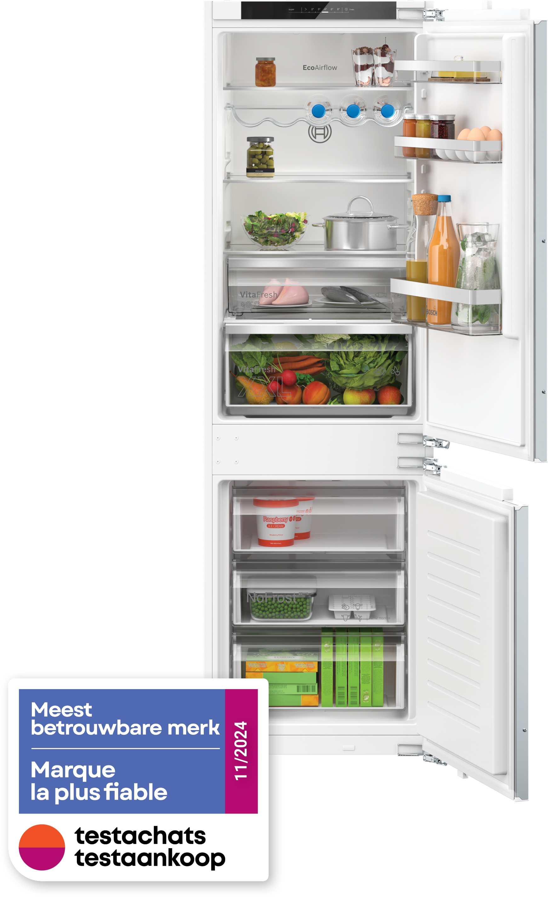 Réfrigérateur ouvert avec aliments. Légumes, bocaux et bouteilles, avec une étiquette.