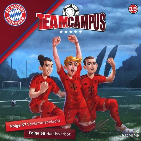 Drei Cartoon-Fußballspieler in roten Uniformen, mit TeamCampus-Logo, im Comic-Stil.