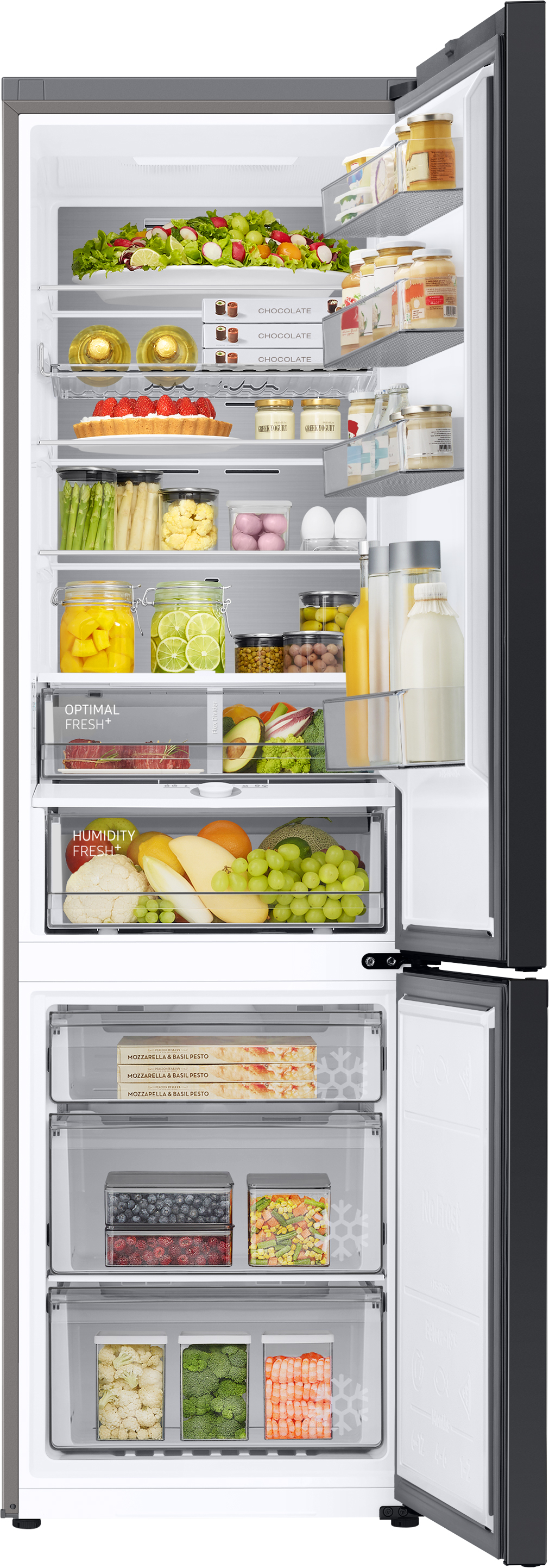 Offener Kühlschrank mit verschiedenen Lebensmitteln auf Regalen und Schubladen angeordnet.